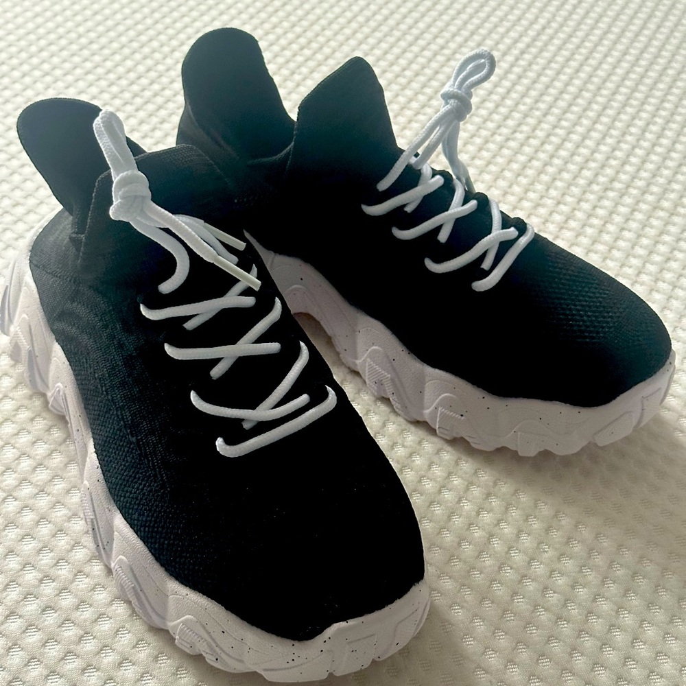 NEW Women’s TikTok Sneakers size 39/8